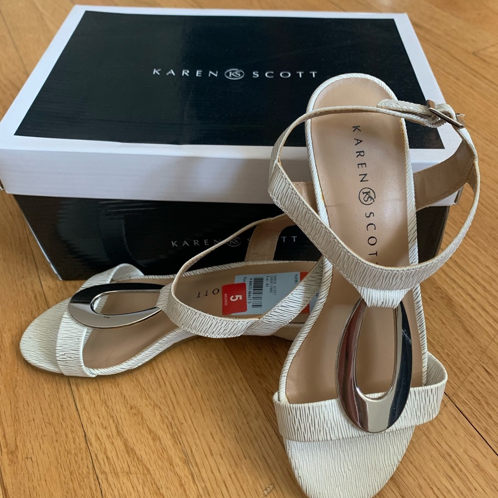 White Karen Scot sandals with short heels. Size 5 medium wide. New in box.